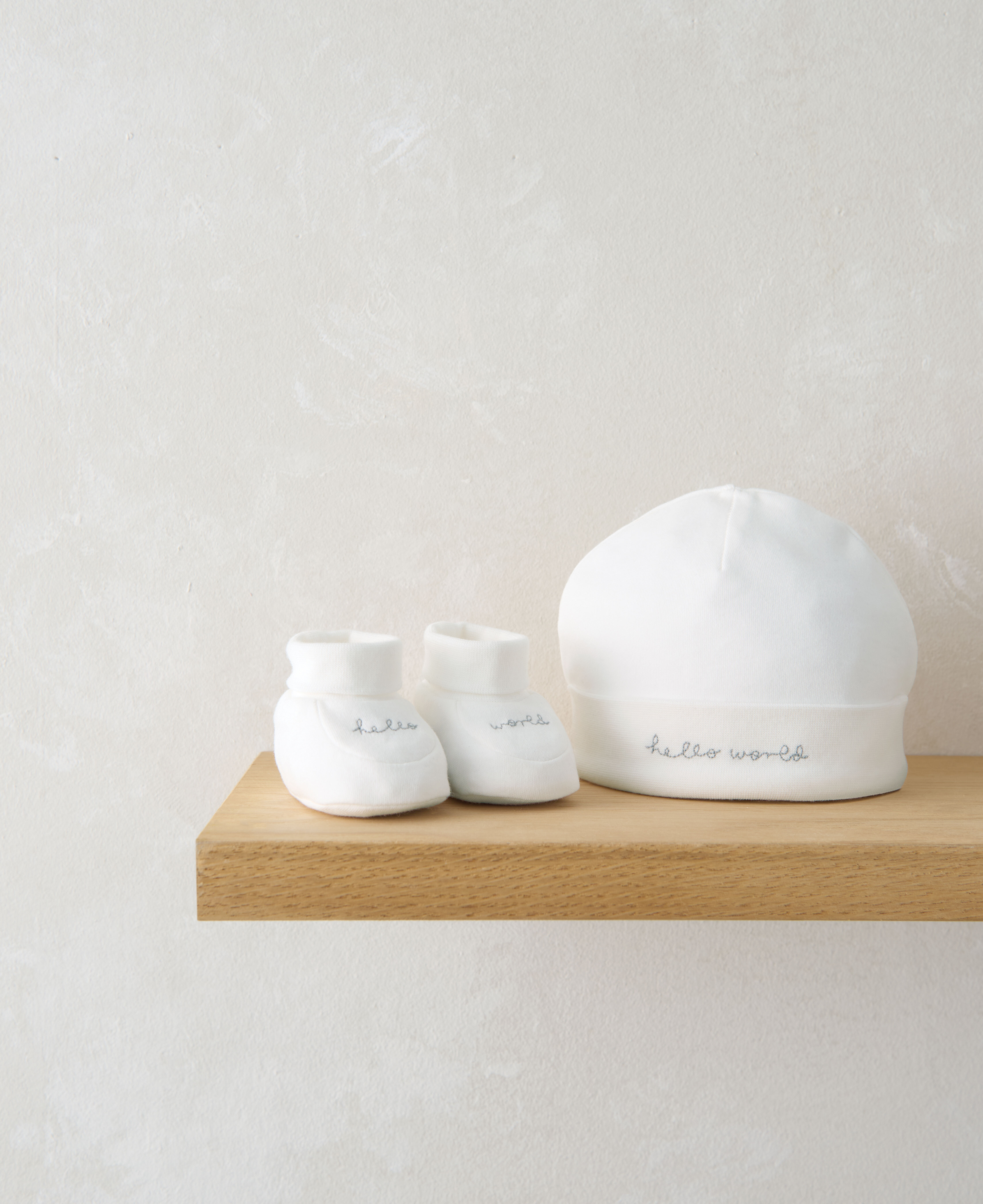 طقم قبعة وجورب بوت بتطريز Hello World - أبيض